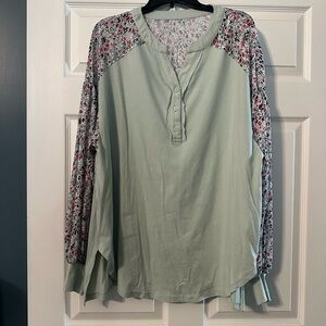 VGUC! Floral Sleeve Women's Top size Large